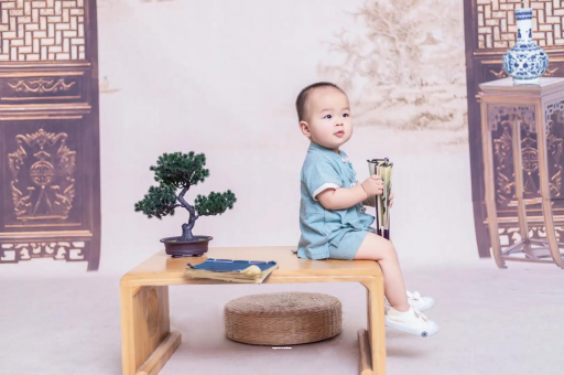 湘潭宝宝边吃奶边挣扎烦躁